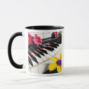 Einfach spielen   Klavier und bunte Blumen Tasse