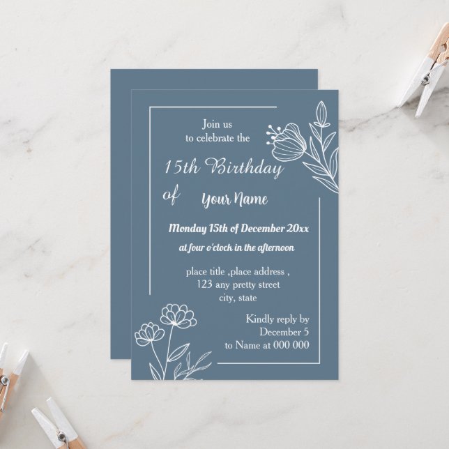 Einfach staubblauer Blumengeburt Einladung (Vorderseite/Rückseite Beispiel)