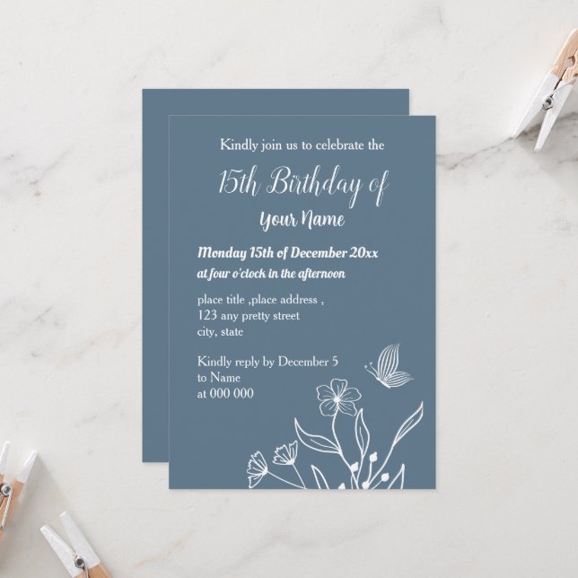 Einfach staubblauer Blumengeburt Einladung (Vorderseite/Rückseite Beispiel)