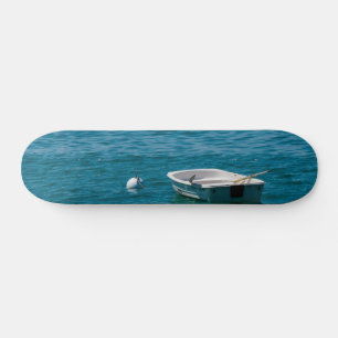 Einfach um Skateboard schwimmen