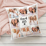 Einfach und elegant | Klasse der FotoCollage 2023 Kissen<br><div class="desc">Dieses schicke Schwarz-Weiß-Kissen verfügt über ein Foto-Gitter mit acht persönlichen Fotos und eine moderne Schrift-Typografie, die "Klasse des Jahres 2023" sagt. Es gibt auch ein kleines Bild von einem Graduierungsdeckel und Tassel. Auf der Rückseite können Sie alle Namen, ein Klassenmotto oder jeden anderen Text hinzufügen, der etwas für die Absolventen...</div>