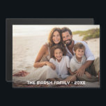 Einfache 1-Foto-Gesamtabdeckung - unkompliziertes  Magnetkarte<br><div class="desc">Verwenden Sie ein horizontales oder landschaftliches Foto und machen Sie einen einzigartigen und trendigen Foto Kühlschrank Magneten. Dieses moderne minimale Design beinhaltet ein Foto mit Texten,  um beliebige Namen und Texte hinzuzufügen. Wenn Sie etwas bewegen möchten,  klicken Sie auf die Schaltfläche Anpassen,  um Änderungen vorzunehmen.</div>