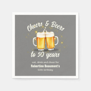 Einfache anklammernde Gläser prosten Biere zu 50 J Serviette