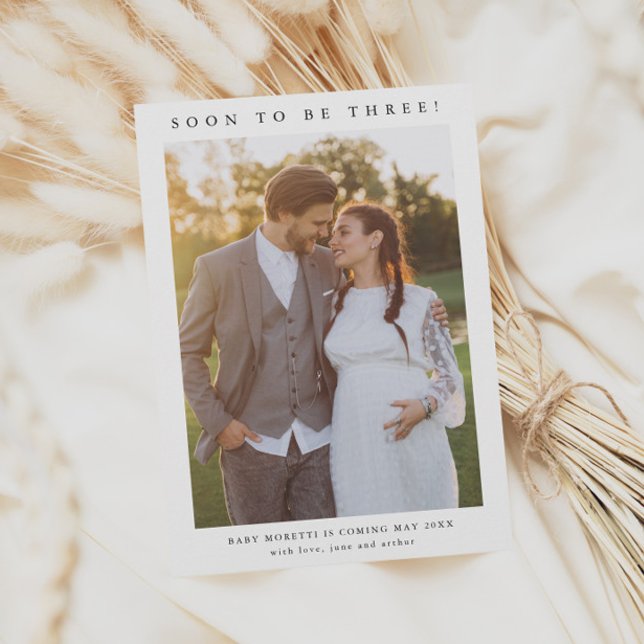 Einfache Ankündigung des Fotos Schwangerschaft (Simple minimalist pregnancy photo announcement card.)