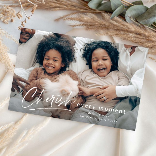 Einfache Art Cherish Script Foto Weihnachtskarte (Modern script Cherish every moment photo grand Christmas holiday cards.)