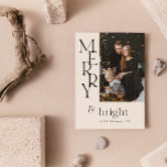 Einfache Beige Merry Typografy Wildblume Weihnacht Feiertagskarte<br><div class="desc">Verbringen Sie einen Feiertagsjubiläum mit unserer Simple Beige Merry Typografy Wildblume Foto Weihnachtskarte! Diese moderne und minimalistische Ferienkarte ist perfekt für junge Familien, die die Natur Liebe haben. Genießen Sie Ihr wunderschönes Weihnachtsfest in der inspirierten Kombination von warmen Erdtönen und klassischer schwarzer Serifentypografie mit einer modernen Drehung - eine einzigartige...</div>