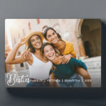Einfache beste Freunde für immer Freundschaft Fotoplatte<br><div class="desc">Feiern Sie Ihre besondere Bindung mit diesem niedlichen Geschenk für die besten Freunde! Diese individuelle BESTE FREUNDIN-Plakette ist der perfekte Sake für Damen und Teenager, mit ihrem bevorzugten horizontalen Foto mit "besties", elegant überlagert in weißen Schriften. Personalisieren Sie es mit einer High School Abschluss Nachricht oder Ihren Namen für eine...</div>
