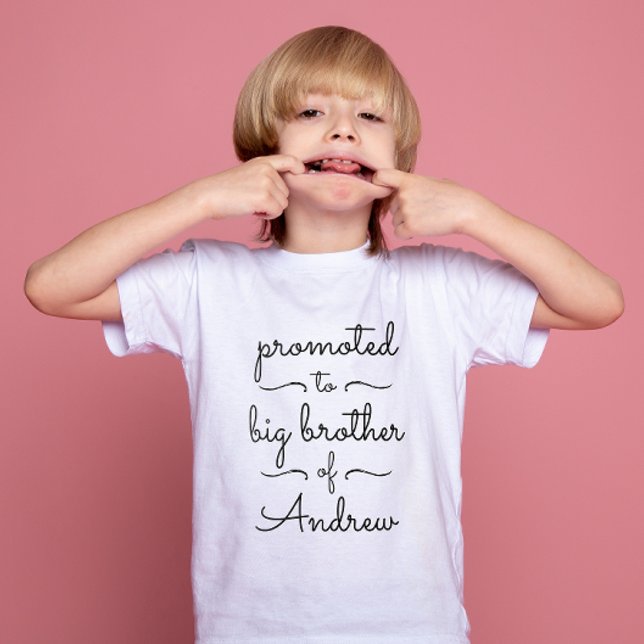 Einfache Big Brother Sister Schwarz-Weiß-Script T-Shirt (Von Creator hochgeladen)