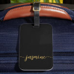 Einfache Black Gold Girl Monogram Name Script Gepäckanhänger<br><div class="desc">Girly Feminine Minimalistisch Simple Clean Black und Gold Monogram Name Signature Script Custom Personalisiert Luggage Bag Tag. Dieses Design mit Ihrem Vornamen in einem hübschen handgeschriebenen Stil Swash Schwanz Kalligraphie Schriftart Signatur (oder Typografie) in Gold auf schwarzem Hintergrund. Einfach zu anpassen. Stilvolles Frauengeschenk für Hochzeit, Brautparty, Abschluss, 16 Geburtstag süß...</div>
