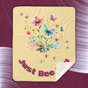 Einfache Bläserfarben-Monogramm-Biene auf Pfirsich Sherpadecke