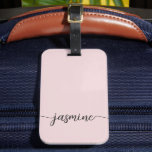 Einfache Blush Pink-Girl-Monogramm-Namensschrift Gepäckanhänger<br><div class="desc">Girly Feminine Minimalistisch Simple Clean Blush Pink Monogram Name Signature Script Custom Personalisiert Luggage Bag Tag. Dieses Design mit Ihrem Vornamen in einem hübschen handgeschriebenen Stil Swash Schwanz Kalligraphie Schriftart Signatur (oder Typografie) auf staubigen rosa oder hellpastellfarbenen Hintergrund. Einfach zu anpassen. Stilvolles Frauengeschenk für Hochzeit, Brautparty, 16 Geburtstag, Abschluss und...</div>