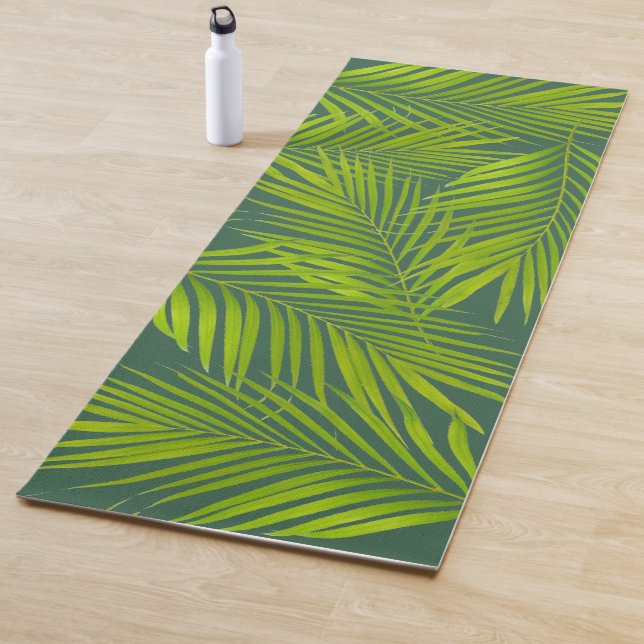 Einfache botanische Grünpalme-Blätter auf Grün Yogamatte (Beispiel)