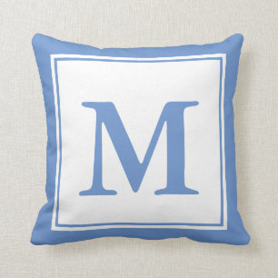 Einfache Cornflower Blau und Weiß Mit Monogramm Kissen