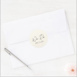 Einfache Creme Moderne Hochzeit Runder Aufkleber<br><div class="desc">Elegante Hochzeitsaufkleber mit einem einfachen und minimalen Layout mit "We Do" in zeitgenössischer Schrifttyp. Klassisches Design mit moderner Touch.</div>