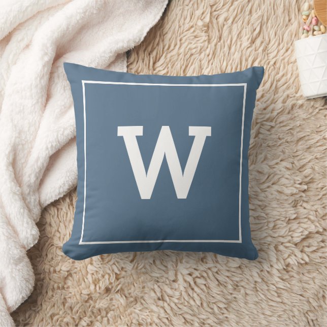 Einfache Dusty Blue Initial Monogram Kissen (Decke)