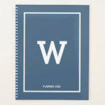 Einfache Dusty Blue Initial Monogram Monthly Planer<br><div class="desc">Ein einfaches Design mit dustig blauer Hintergrundfarbe und dem in der Mitte platzierten eigenen Monogramm. Ein schönes minimalistisches Design, das für jeden geeignet ist. Ideales Geburtstagsgeschenk, Party-Dekoration, Wohngestaltung, Büroausstattung, Weihnachtsgeschenk oder Geschenk für jeden anderen besondere Anlass. Besuchen Sie unseren Shop und sehen Sie sich unsere gesamte Kollektion an. Passen Sie...</div>