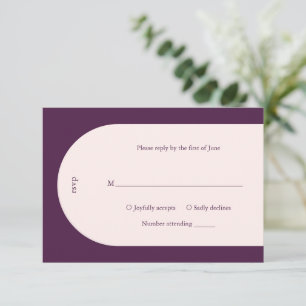 Einfache Eggplant Monogram Arch Moderne Hochzeit RSVP Karte