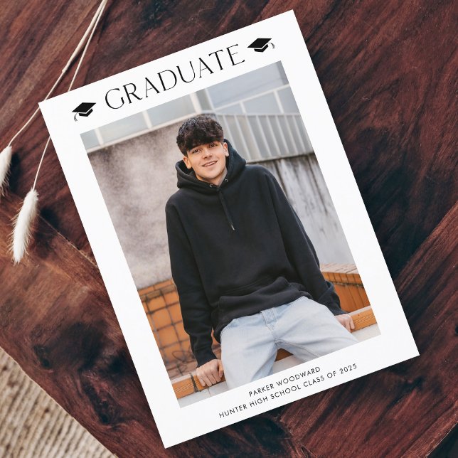 Einfache Einladung des Fotos Abschluss (Simple black and white cap budget 2 photo graduation invitation announcement card.)