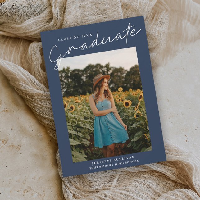 Einfache Einladungen für moderne Skripte zum Foto (Modern script navy blue photo graduation invitation.)
