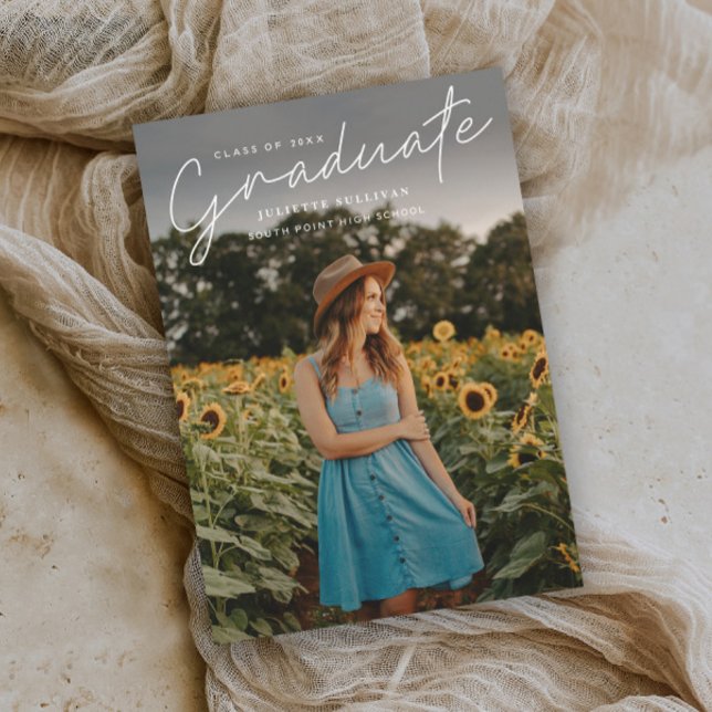 Einfache Einladungen für moderne Skripte zum Foto (Modern handwritten script 3 photo graduation invitations.)