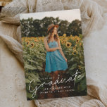 Einfache Einladungen für moderne Skripte zum Foto<br><div class="desc">Dieses moderne,  elegante Foto Abschluss Einladungs-Combi bietet ein Script-Graduate-Overlay und individuell anpassbaren Namen,  Schule und Foto an der Vorderseite. Die Rückseite bietet Glückwünsche und Veranstaltungsdetails mit weiteren 2 Fotos. Eine tolle Art,  Ihren Absolventen zu präsentieren.</div>