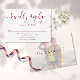 Einfache Elegant Burgundy Script Foto Wedding RSVP Karte