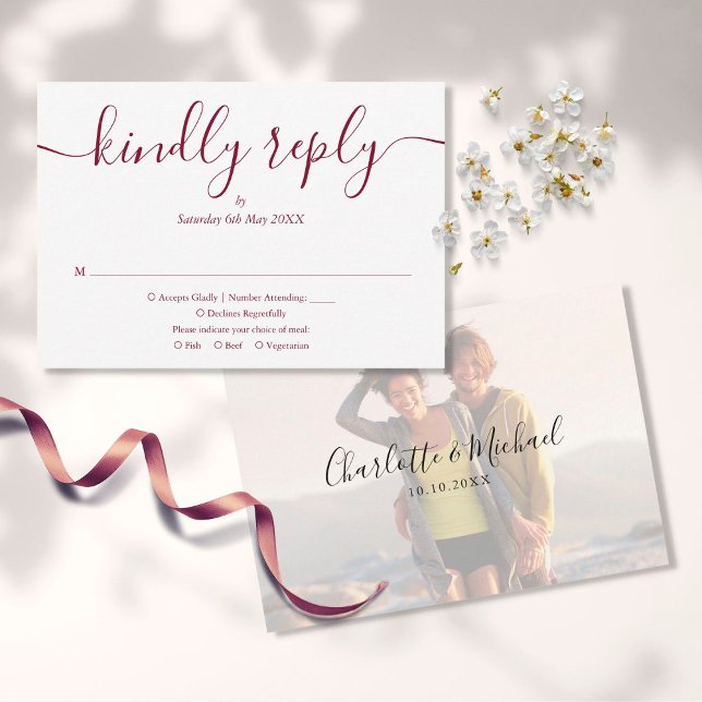 Einfache Elegant Burgundy Script Foto Wedding RSVP Karte (Von Creator hochgeladen)
