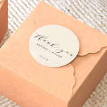 Einfache Elegant Danke, dass du von Weiß gekleidet Runder Aufkleber<br><div class="desc">Einfach, elegant und herzlich willkommen bei Wedding Classic Round Sticker! Dieser Aufkleber ist nicht nur ein Produkt, er ist ein zeitloser Ausdruck der Dankbarkeit. Die exquisite Mischung aus dezenter Eleganz und klassischen Elementen erhöht nicht nur die visuelle Anziehungskraft, sondern verleiht auch Ihren Gastgeschenke Hochzeiten eine persönliche Touch. So, Siegel Ihre...</div>