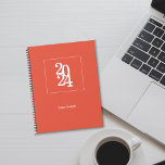 Einfache Elegant Orange Wochen Monatszeitschrift Planer<br><div class="desc">Einfach orangefarbener Minimalistischer Planer ist ideal für den Alltag, Büromitarbeiter, Veranstaltungsplaner oder für jeden beruflichen und persönlichen Gebrauch. Das elegante, minimale, einfache, elegante und moderne Design ist perfekt für die Geschäftswelt, mit einem Jahr und Namen, die sich an Ihre Wünsche anpassen lassen. Dieser Planer kann ein vollkommenes Geburtstagsgeschenk oder ein...</div>