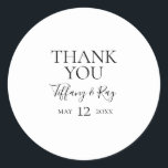 Einfache Elegant Vielen Dank Gastgeschenk Hochzeit Runder Aufkleber<br><div class="desc">Dieses schlichte und elegante Dankeschön-Gastgeschenk Hochzeit-Aufkleber ist perfekt für Ihre moderne minimalistische Schwarz-Weiß-Hochzeit. Das Design besticht durch minimalen zeitgenössischen Schriftart,  begleitet von formaler Kalligraphie. Behalt es so,  wie es ist,  oder wählen Sie es mit Ihren eigenen Kunstwerken oder Fotos zu personalisieren!</div>