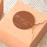 Einfache Elegant Vielen Dank Hochzeit Terracotta Runder Aufkleber<br><div class="desc">Einfach, elegant und herzlich willkommen bei Wedding Classic Round Sticker! Dieser Aufkleber ist nicht nur ein Produkt, er ist ein zeitloser Ausdruck der Dankbarkeit. Die exquisite Mischung aus dezenter Eleganz und klassischen Elementen erhöht nicht nur die visuelle Anziehungskraft, sondern verleiht auch Ihren Gastgeschenke Hochzeiten eine persönliche Touch. So, Siegel Ihre...</div>