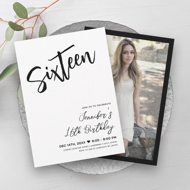 Einfache Elegant White Black Sweet 16 Script Einladung (Simple Elegant White Black Sweet 16 Script Invitation)