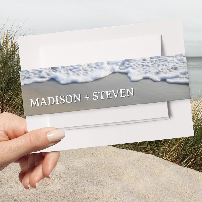 Einfache Elegante Beach Hochzeit Einladungsbanderole (Elegant wedding invitation belly band featuring a painting of waves on the beach.)