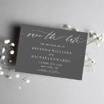 Einfache Elegante Calligraphie Gray Wedding Save The Date<br><div class="desc">Einfache Elegante Kalligrafie Charcoal Save the Date Card. Für eine erweiterte Anpassung dieses Designs,  klicken Sie bitte auf den Button "Anpassen" oben! Matching-Elemente sind ebenfalls verfügbar.</div>