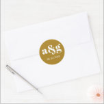 Einfache, elegante, goldbraune Hochzeit Runder Aufkleber<br><div class="desc">Einfache,  elegante monogramm goldbraune Hochzeitsticker. Es zeigt Ihren Anfang und das Datum Ihrer Hochzeit in weiß auf goldbraunem Hintergrund. Es koordiniert mit unserer Hochzeitskollektion "Vintage weiße Jasmin-Blume".</div>