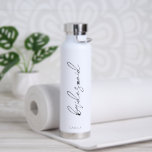 Einfache Elegante Hochzeit Moderne Brautjungfrau Trinkflasche<br><div class="desc">Moderne Schwarz-Weiß Hochzeitswasserflasche mit einem einfachen und minimalistischen Design mit "bridemaid" in einem eleganten Drehbuch zusammen mit ihrem Namen unten. Eine niedliche Geschenkidee für eine Brautjungfrau.</div>