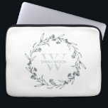 Einfache Elegante Laurel Wreath Monogram Laptopschutzhülle<br><div class="desc">Wenn Sie weitere Anpassungen benötigen,  schreiben Sie mir bitte an yellowfebstudio@gmail.com.</div>