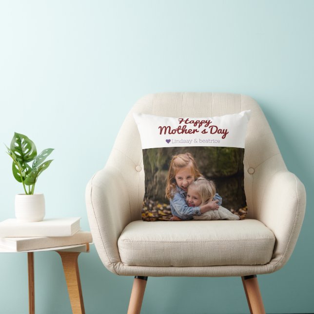 Einfache Elegante Modern Mothers Day Foto Name Kissen (Stuhl )