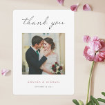 Einfache Elegante Moderne Rose Dankeskarte<br><div class="desc">Dieses schlichte Foto Hochzeitsgeschenk dank der flachen Kartenvorlage zeichnet sich durch ein sauberes, modernes Design aus. Sie können die Form in scharfe und nicht in abgerundete Ecken verändern, wenn Sie es vorziehen, denn beide sehen gut aus! Wir haben uns für ein stilvolles, modernes Drehbuch entschieden, um "danke" auf der Vorderseite....</div>