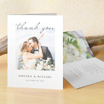 Einfache Elegante Moderne Skript-Foto Hochzeit Dankeskarte<br><div class="desc">Dieses schlichte Foto-Dankeschön-Karte zeichnet sich durch ein glänzendes, modernes Design aus. Wir haben uns für ein stilvolles, modernes Drehbuch entschieden, um "danke" auf der Vorderseite. Wir haben diesen Teil des Designs so positioniert, dass er in die Spitze Ihres Fotos fließt. Unser Beispiel-Foto funktioniert gut mit dieser Funktion, da das Foto...</div>