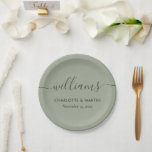 Einfache Elegante Moderne Skriptsprache Grüne Hoch Pappteller<br><div class="desc">Personalisierte Weise grün Hochzeitspapier-Teller mit einem modernen Script-Schriftart. Einfach mit Ihren Hochzeitsdetails online personalisieren. Die passenden Artikel ergänzen diese minimalistischen,  aber eleganten Hochzeitszeitung-Teller.</div>