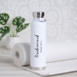 Einfache, elegante Niedliche Hochzeit der Brauerei Trinkflasche<br><div class="desc">Moderne Schwarz-Weiß Hochzeitswasserflasche mit einem einfachen und minimalistischen Design mit "Brautjungfrau" in einem eleganten,  dicken Drehbuch zusammen mit ihrem Namen. Ein niedliches und geistliches Geschenk für Ihre Brautmädchen.</div>
