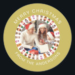 Einfache Elegante Round Christmas Foto Familiennam Runder Aufkleber<br><div class="desc">Einfache Elegante Round Christmas Foto Familienname</div>