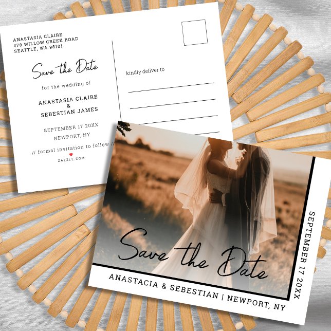 Einfache, elegante Script Black & White Foto Hochz Ankündigungspostkarte (Simple Elegant Script Black & White Photo Wedding Announcement Postcard)