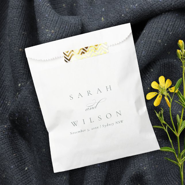 Einfache, elegante Script Black & White Wedding Geschenktütchen (Von Creator hochgeladen)