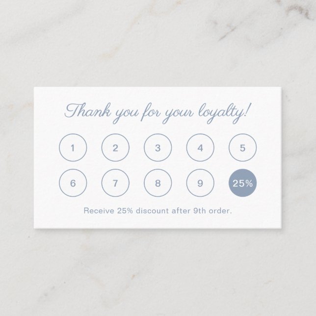Einfache Elegante Script Monogram Dusty Blue Treuekarte (Vorderseite)