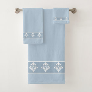 Einfache, elegante, weiße Blumen auf Hellblau Badhandtuch Set