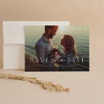 Einfache Eleganz eines Fotos, modern Save The Date<br><div class="desc">Datum freihalten! Diese schlichte und elegante Hochzeit mit einem Foto retten das Datums-Design ist ideal für die Ankündigung Ihrer Verlobung und der bevorstehenden Hochzeit. Mit klassischem Typ und Raum für Ihren individuellen Text, der vollständige Namen, Hochzeitstermin, Ort, Website und mehr enthalten kann, kann diese Karte mit einer Vielzahl von Fotos...</div>