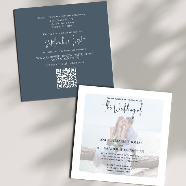 Einfache Fotovorlage Stilvolle Hochzeit Einladung (Elegant photo dark slate blue wedding invitation with a scannable QR code.)