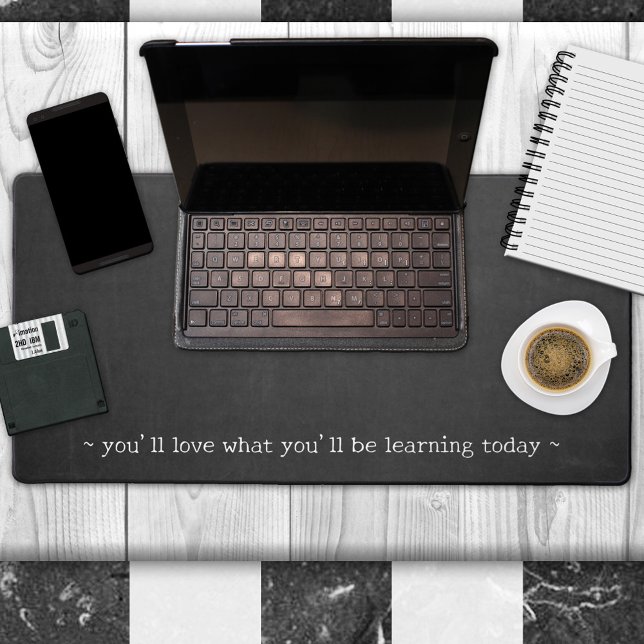 Einfache Fun Chalkboard Teacher Quote Desk Mat Schreibtischunterlage (A minimalist design desk mat featuring a blackboard or chalkboard background with your own quote)